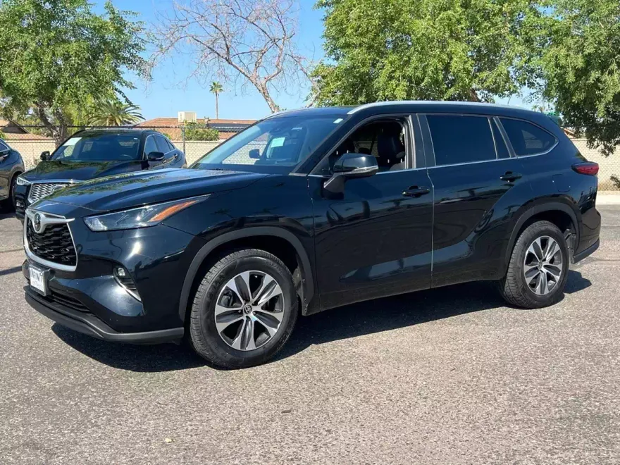 2023 Toyota Highlander XLE photo 1
