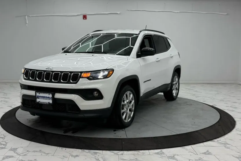 2024 Jeep Compass Latitude Lux photo 1