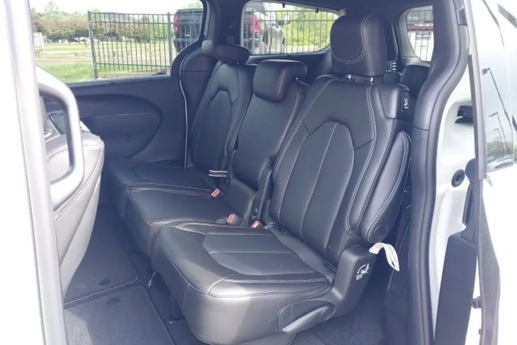 2025 Chrysler Pacifica photo 1