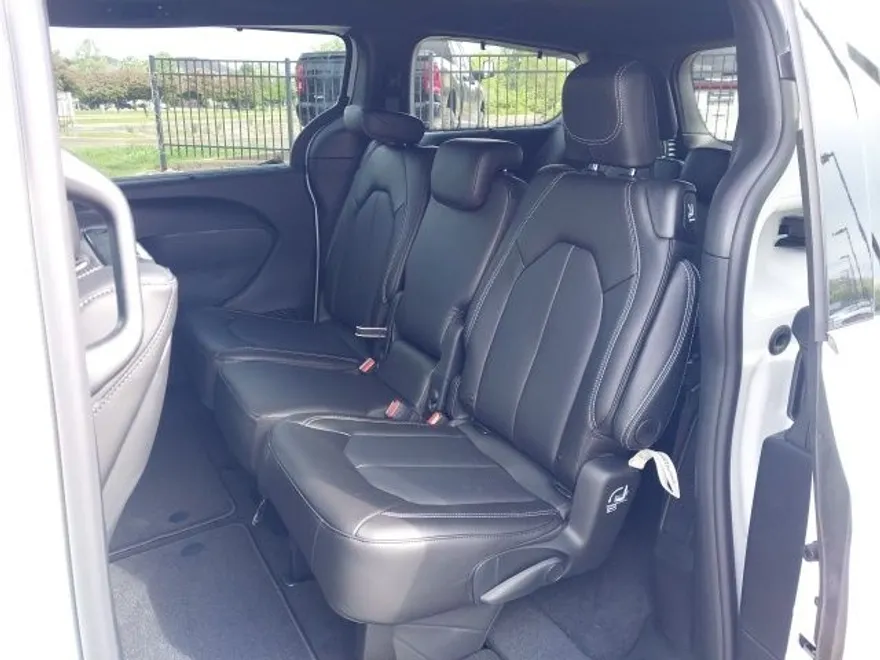 2025 Chrysler Pacifica photo 1