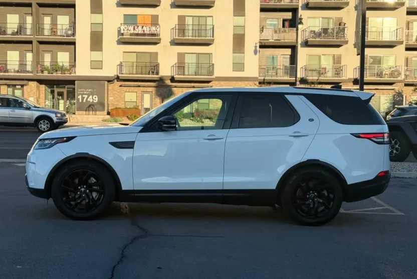 2019 Land Rover Discovery SE photo 1