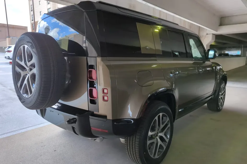 2024 Land Rover Defender 110 X-Dynamic SE photo 1
