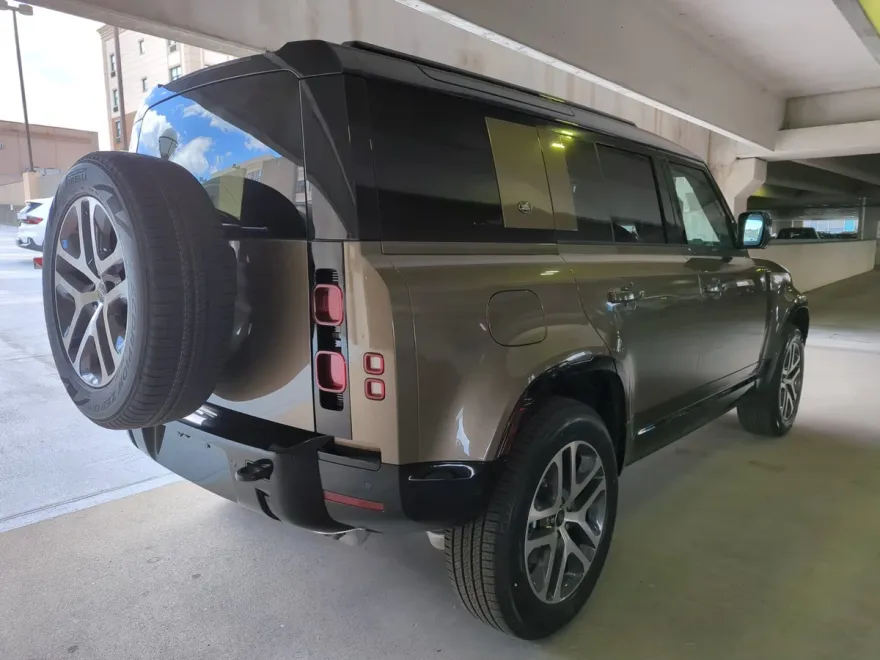 2024 Land Rover Defender 110 X-Dynamic SE photo 1