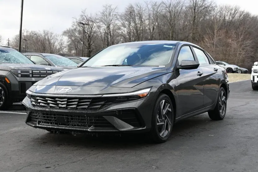 2025 Hyundai Elantra SEL Convenience photo 1