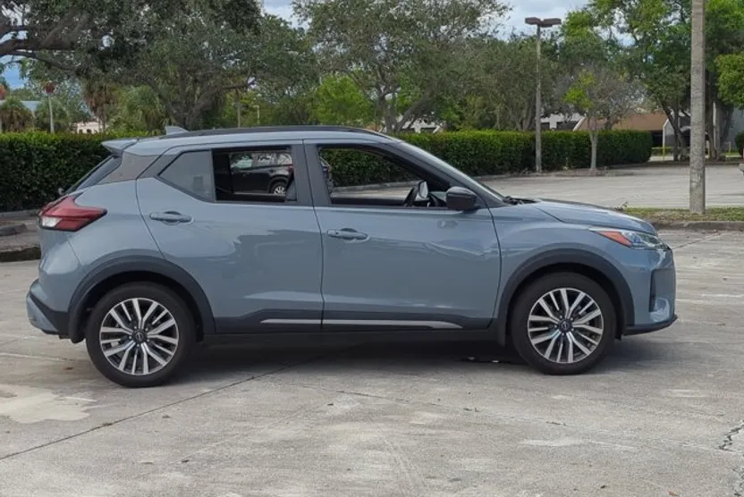 2024 Nissan Kicks SR photo 1