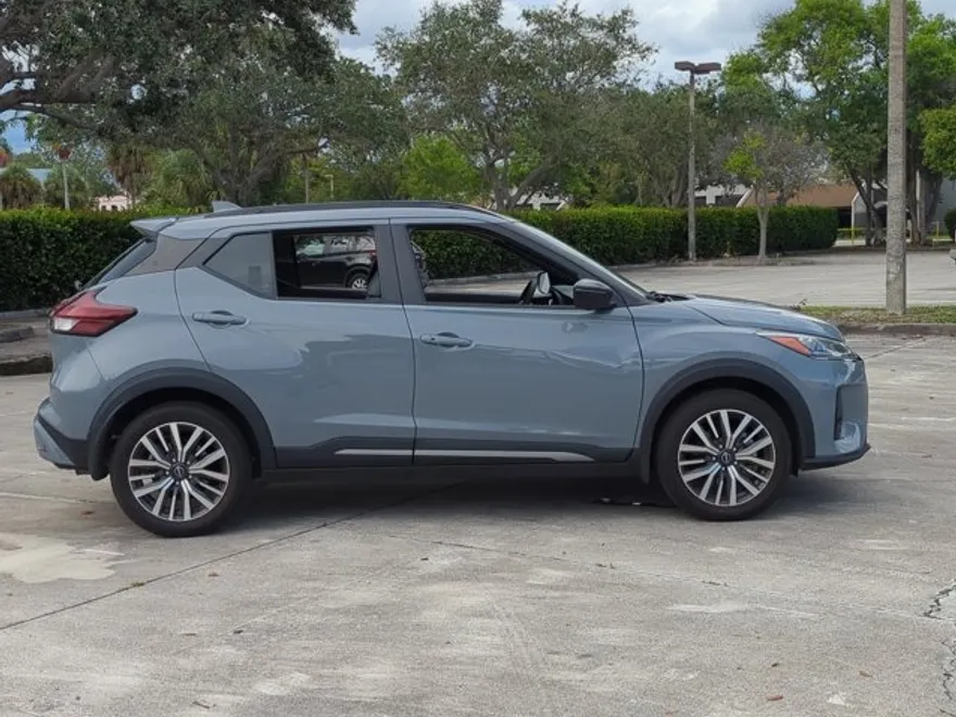 2024 Nissan Kicks SR photo 1