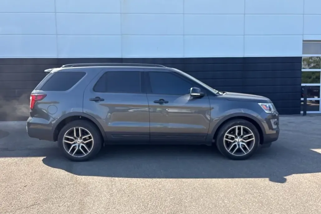 2017 Ford Explorer Sport photo 1