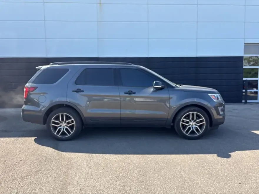 2017 Ford Explorer Sport photo 1