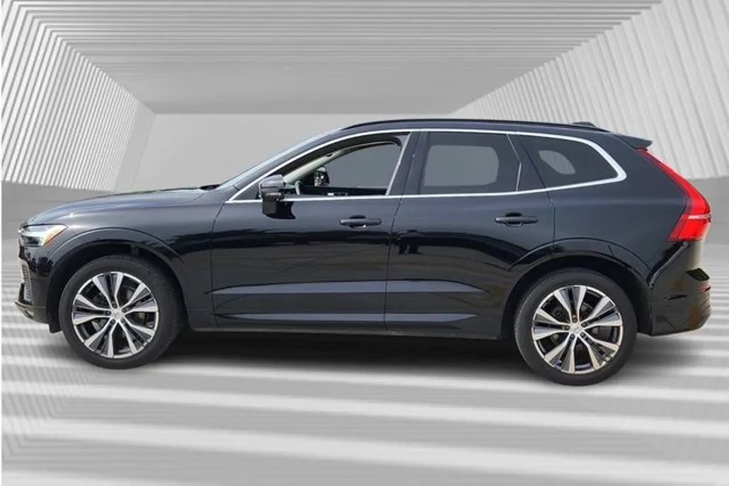 2022 Volvo XC60 B5 Momentum photo 1