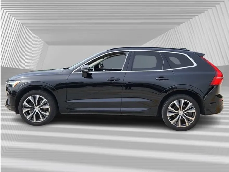 2022 Volvo XC60 B5 Momentum photo 1