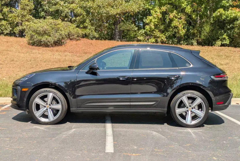 2024 Porsche Macan T photo 1