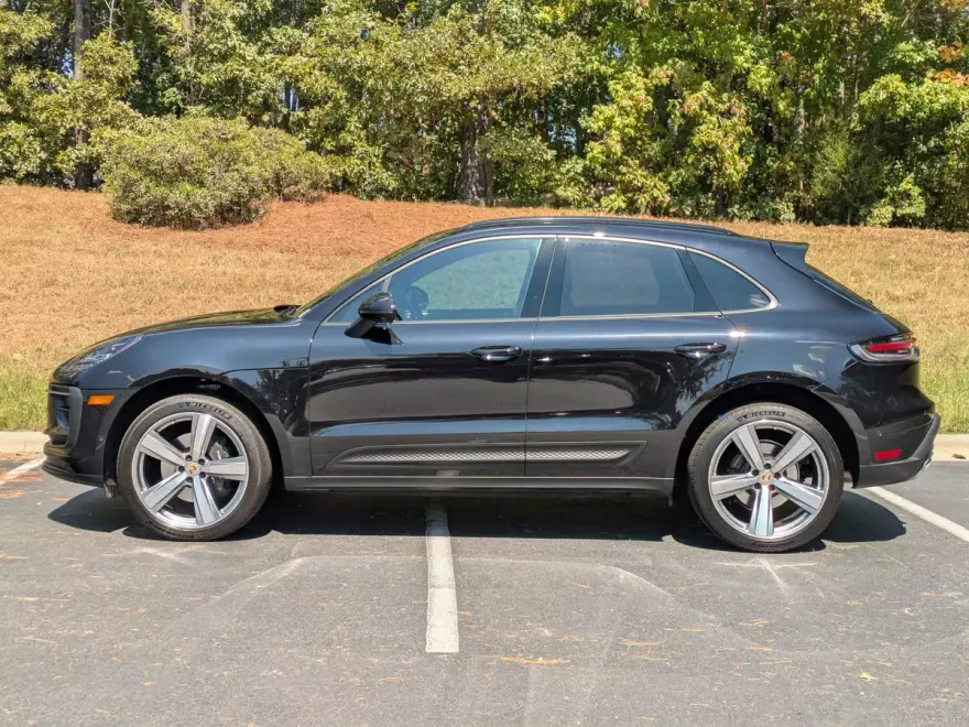 2024 Porsche Macan T photo 1