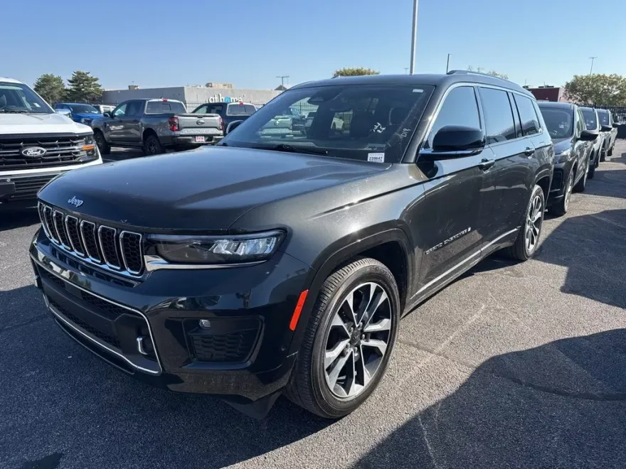 2023 Jeep Grand Cherokee Overland photo 1
