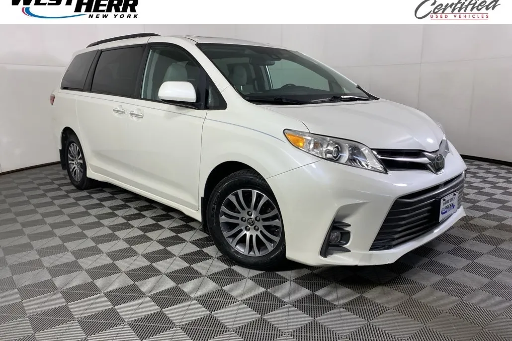 2020 Toyota Sienna XLE photo 1
