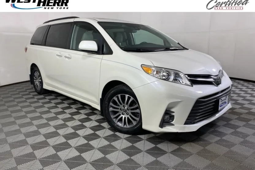 2020 Toyota Sienna XLE photo 1