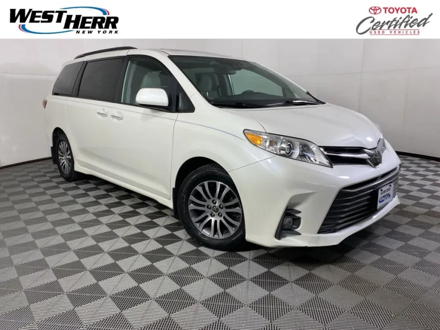 2020 Toyota Sienna XLE photo 1