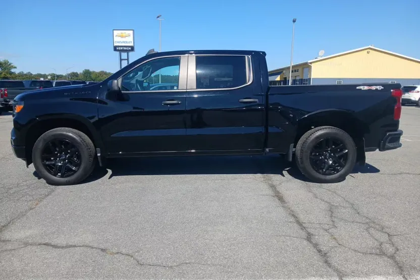 2022 Chevrolet Silverado 1500 Custom photo 1