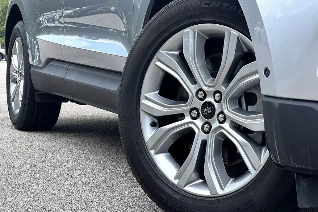 2024 Ford Edge Titanium photo 1