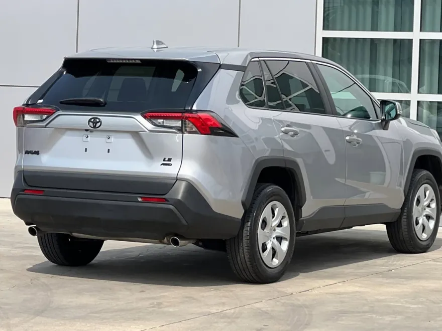 2023 Toyota RAV4 LE photo 1