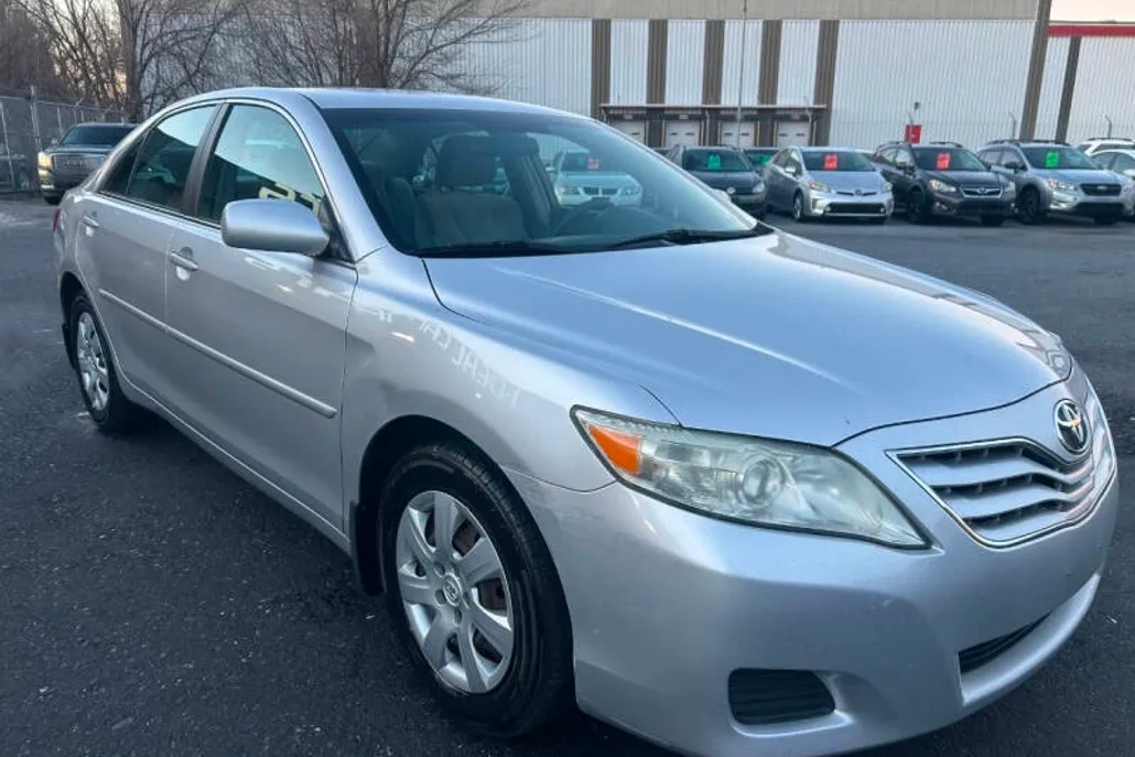 2010 Toyota Camry LE photo 1