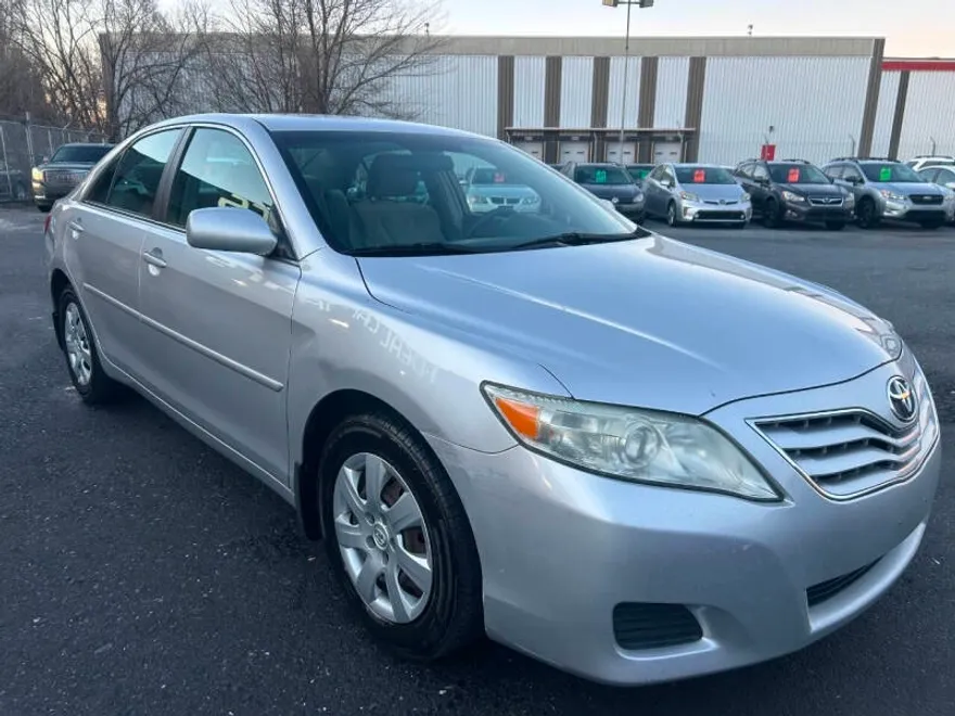 2010 Toyota Camry LE photo 1