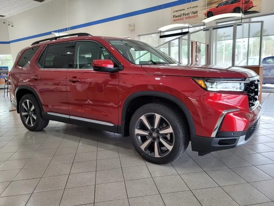 2025 Honda Pilot Touring photo 1