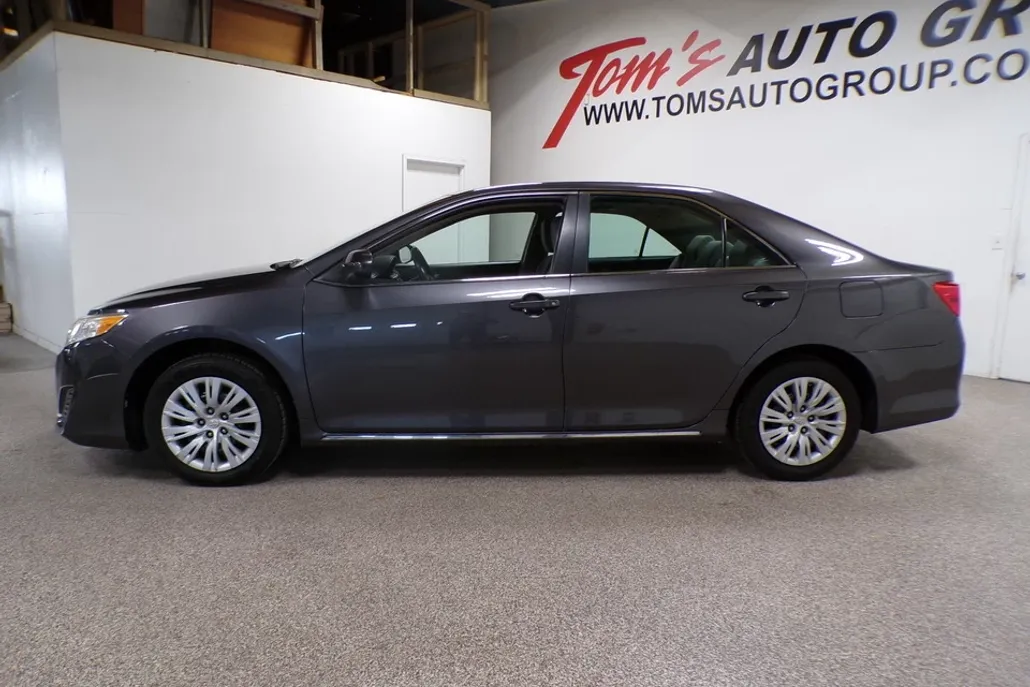 2012 Toyota Camry SE photo 1