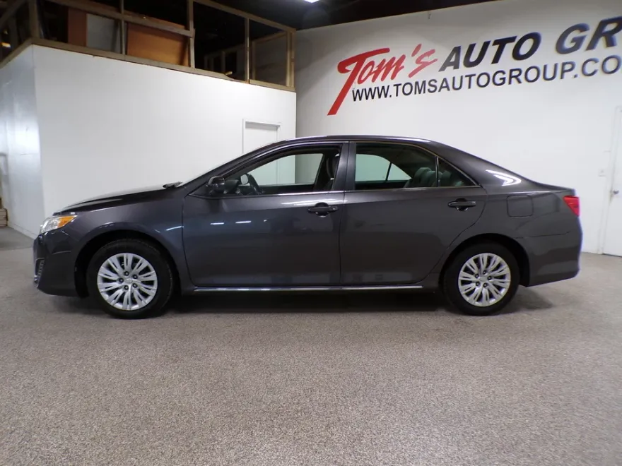 2012 Toyota Camry SE photo 1