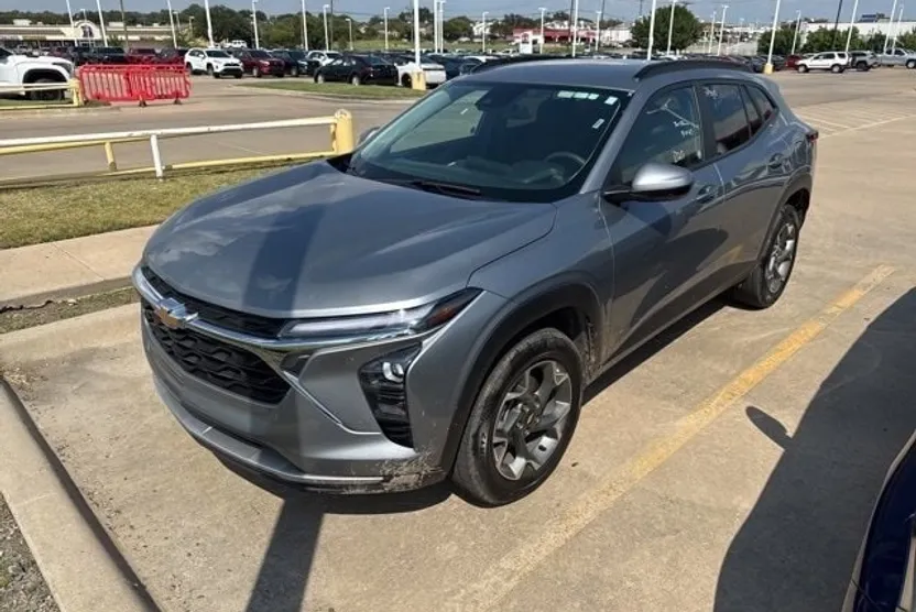 2024 Chevrolet Trax LT photo 1