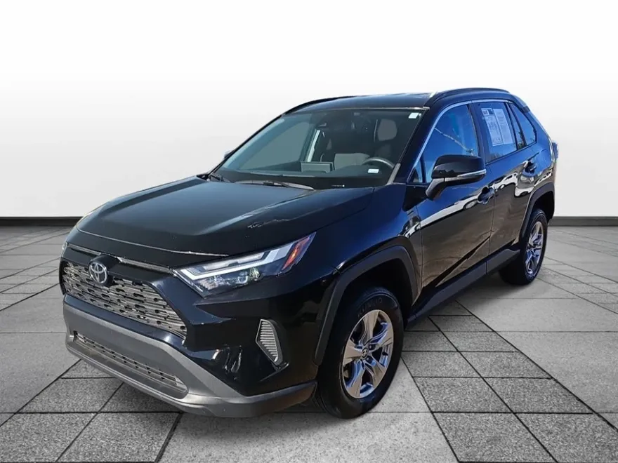 2023 Toyota RAV4 XLE photo 1