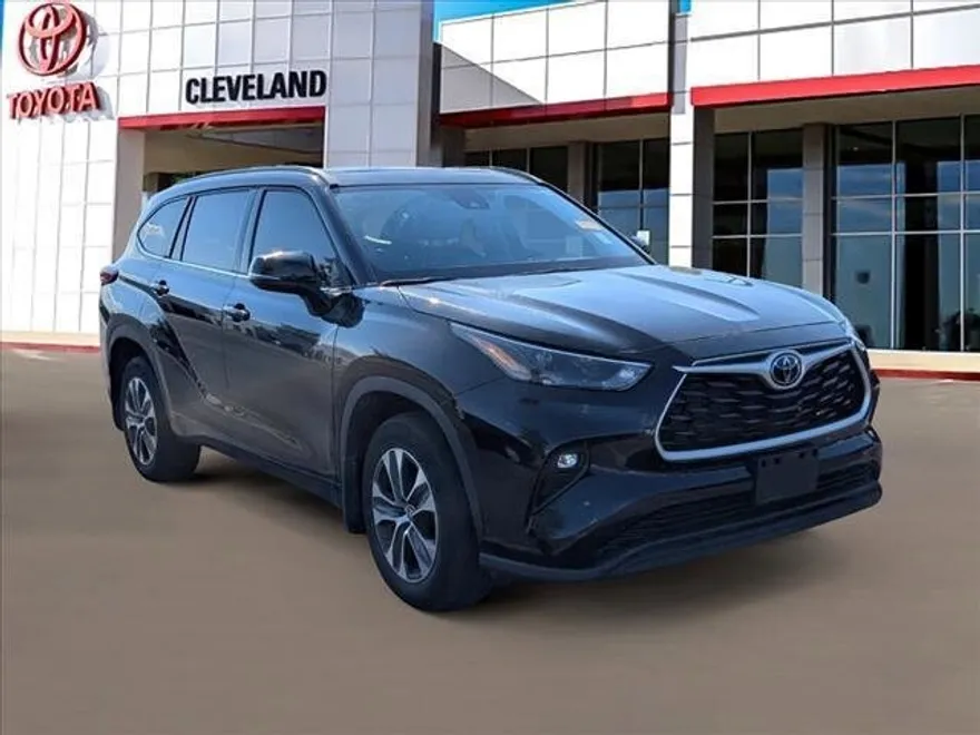 2022 Toyota Highlander XLE photo 1
