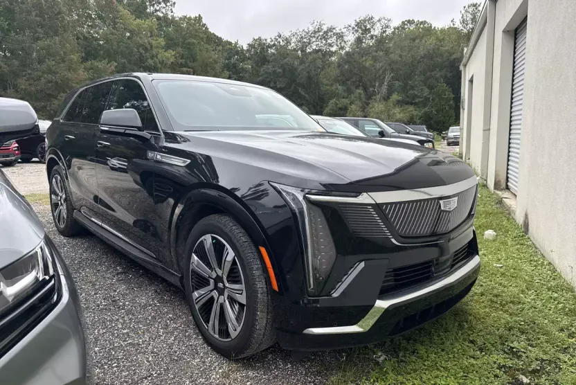 2025 Cadillac Escalade IQ Luxury photo 1