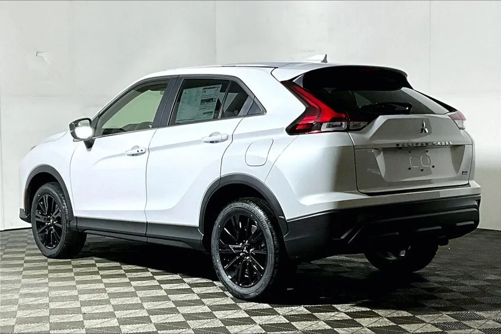 2025 Mitsubishi Eclipse Cross LE photo 1