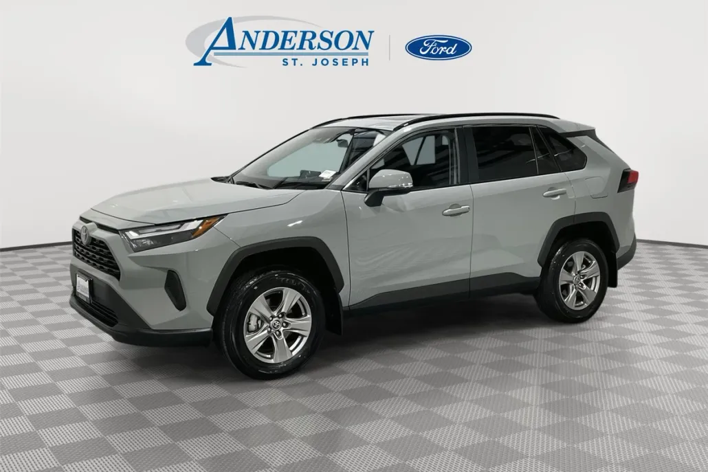 2022 Toyota RAV4 XLE photo 1