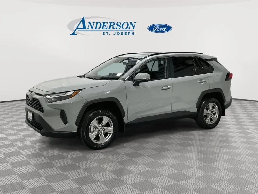 2022 Toyota RAV4 XLE photo 1