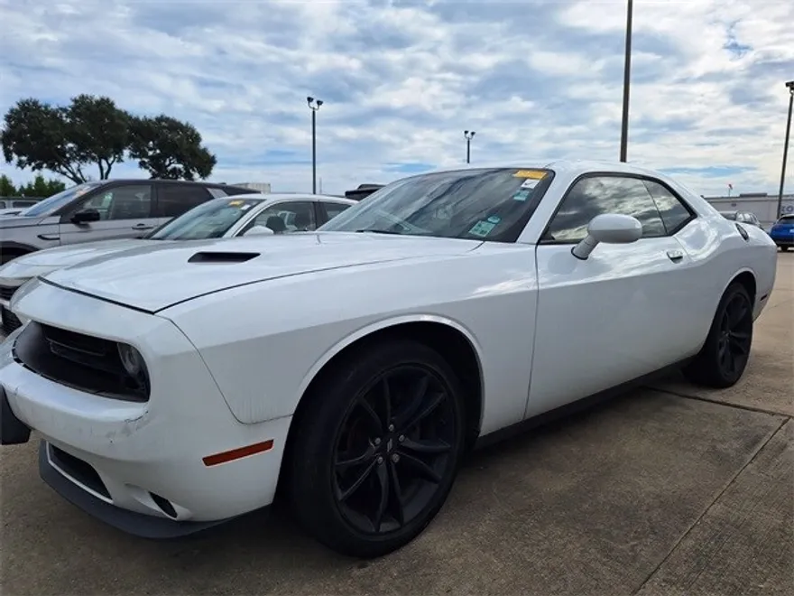 2018 Dodge Challenger SXT photo 1