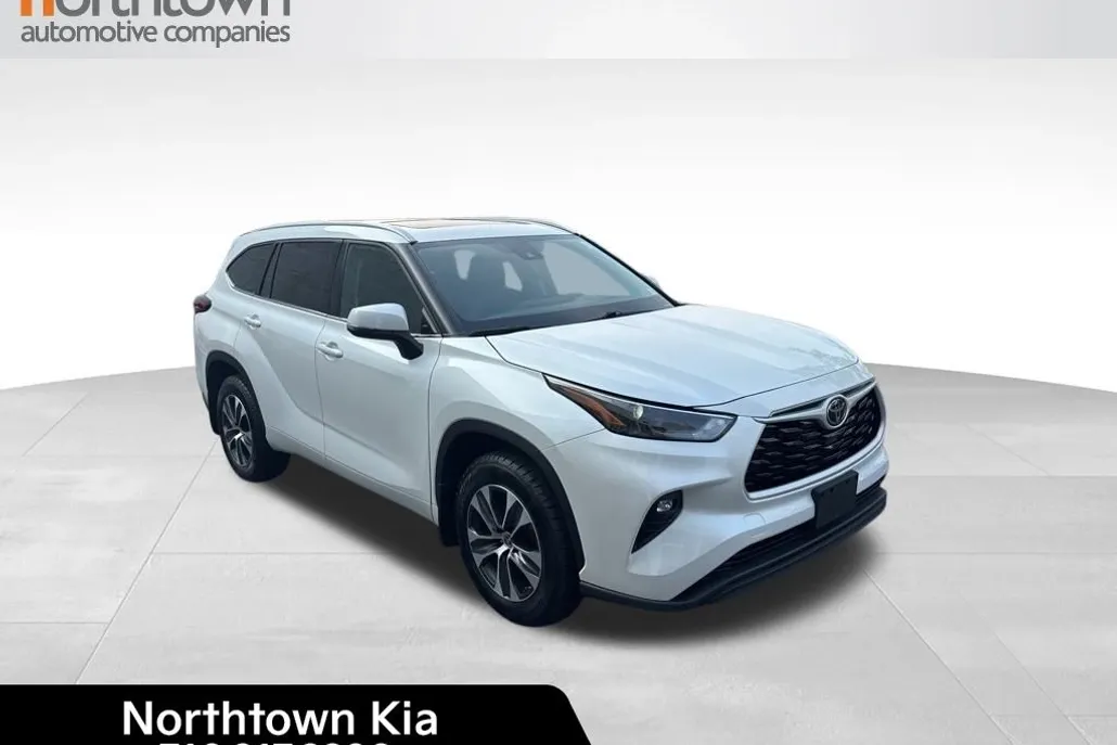 2022 Toyota Highlander XLE photo 1