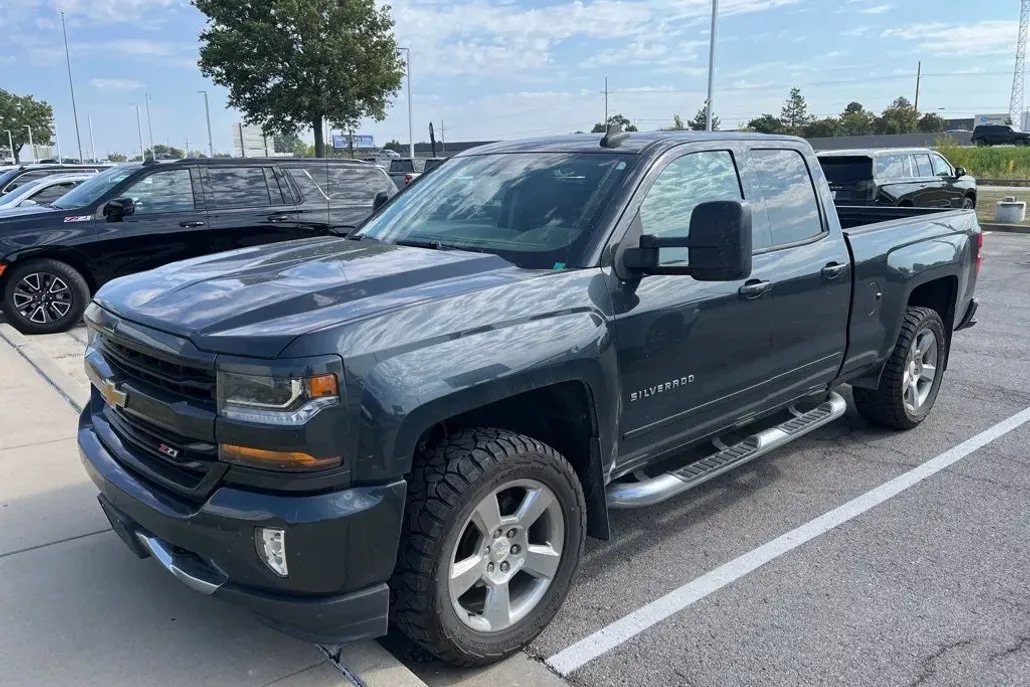 2018 Chevrolet Silverado 1500 LT photo 1
