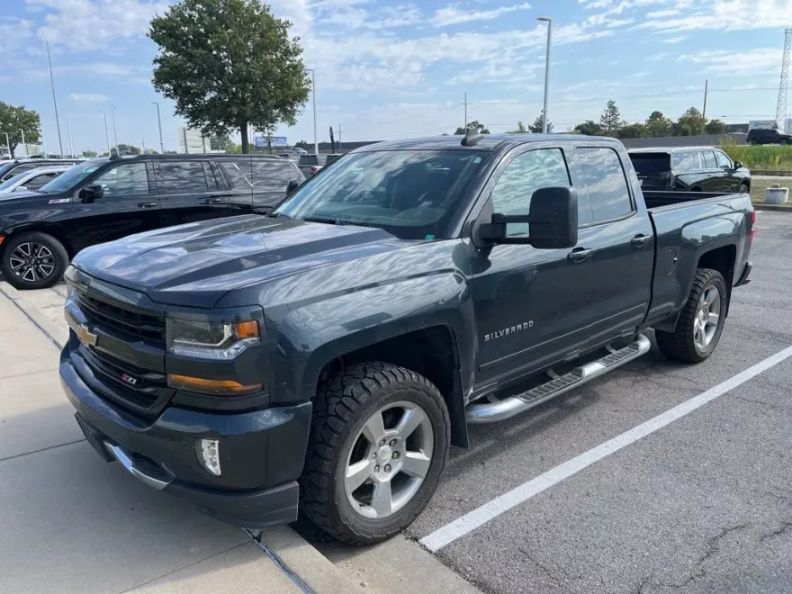2018 Chevrolet Silverado 1500 LT photo 1