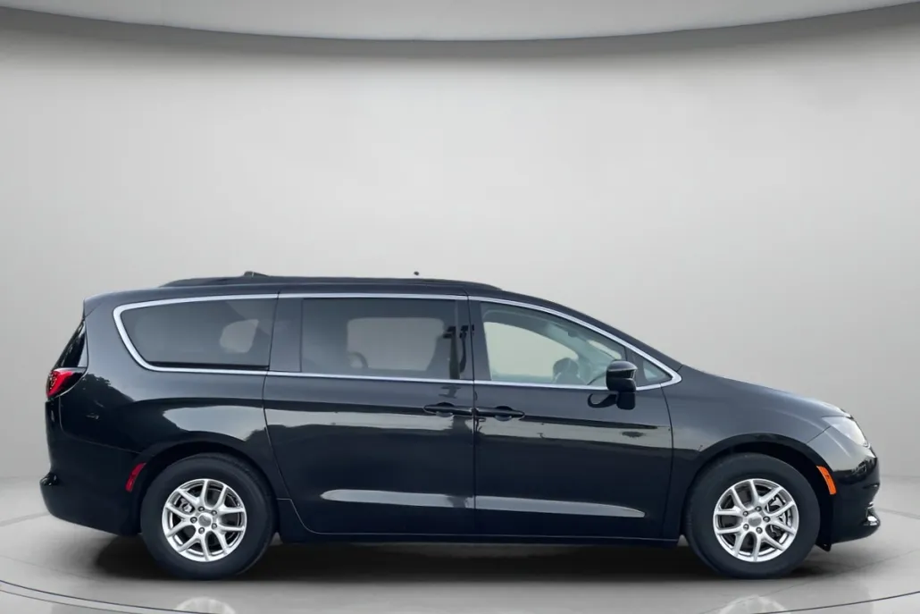2024 Chrysler Voyager LX photo 1