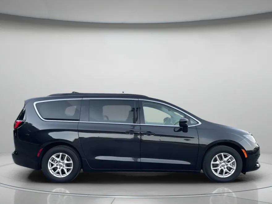 2024 Chrysler Voyager LX photo 1
