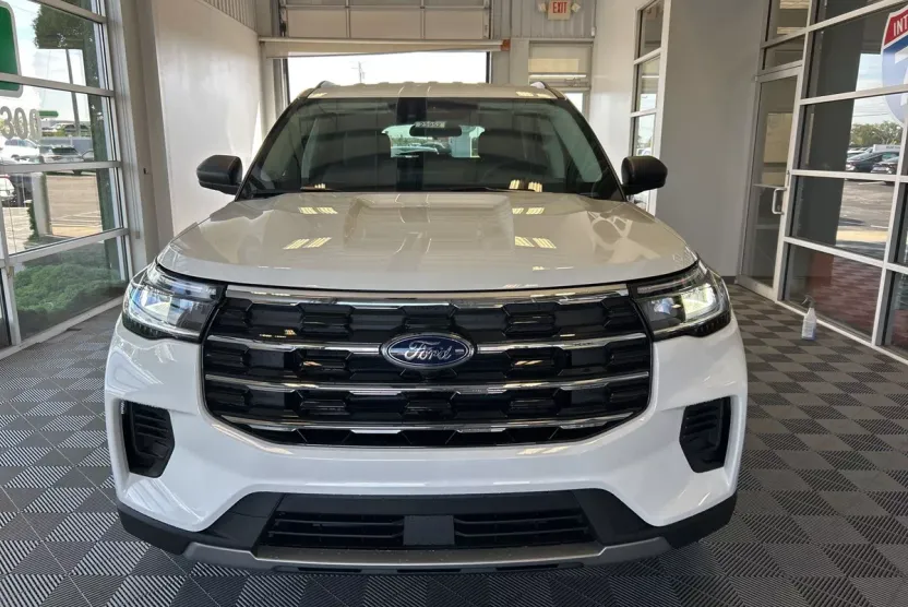 2025 Ford Explorer photo 1