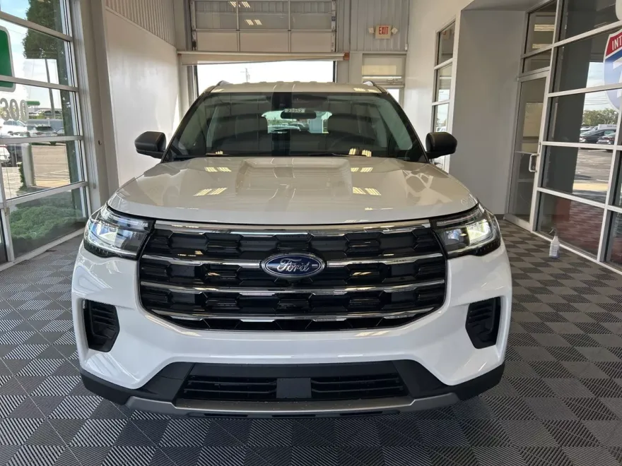 2025 Ford Explorer photo 1