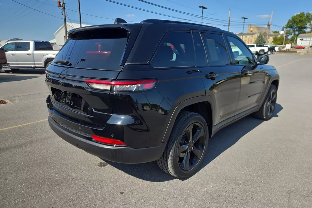 2023 Jeep Grand Cherokee Altitude photo 1