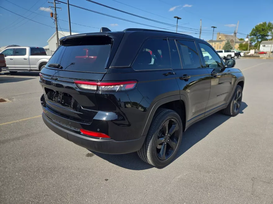2023 Jeep Grand Cherokee Altitude photo 1