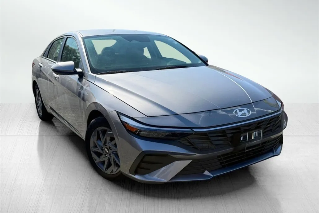 2024 Hyundai Elantra SEL photo 1