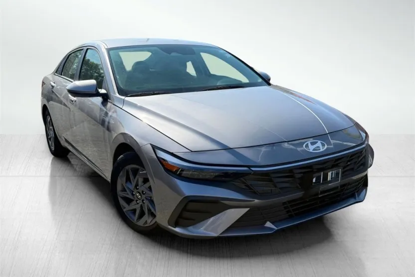 2024 Hyundai Elantra SEL photo 1