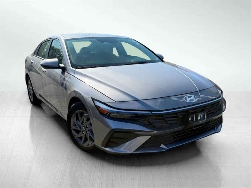 2024 Hyundai Elantra SEL photo 1