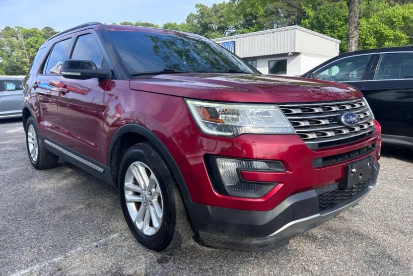 2016 Ford Explorer XLT photo 1