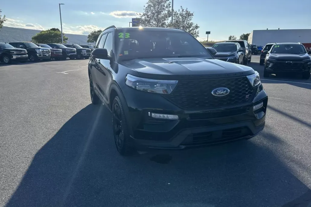 2023 Ford Explorer ST photo 1